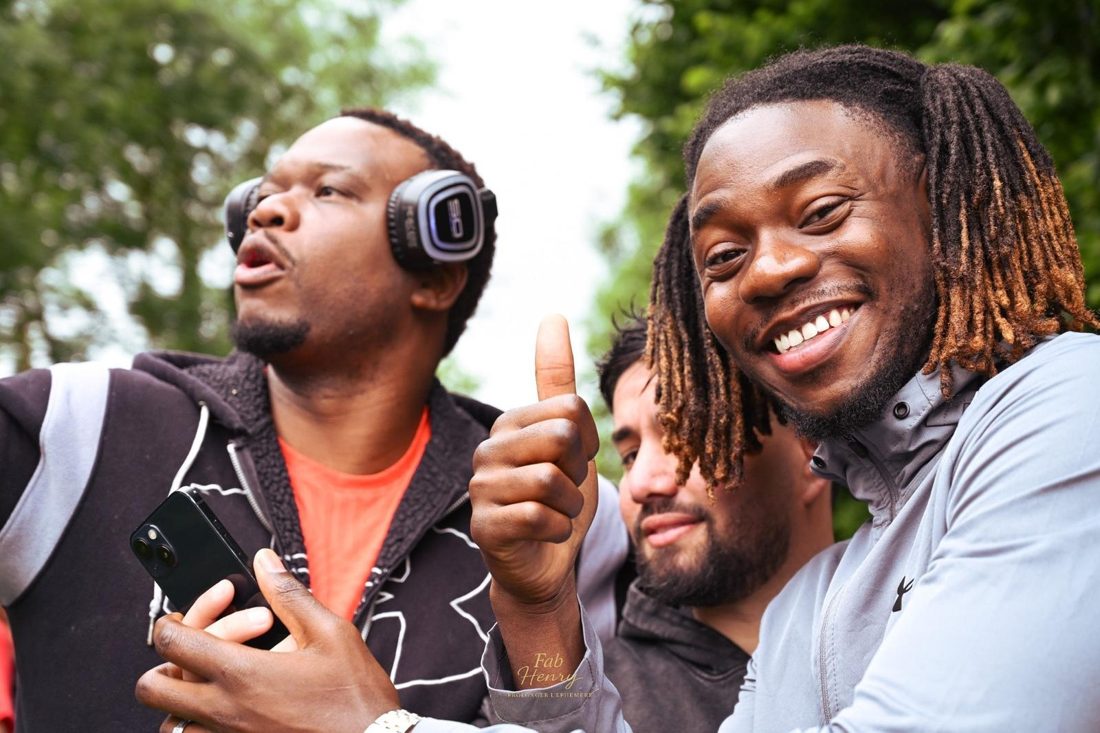 Trois amis tout sourire, pouce levé